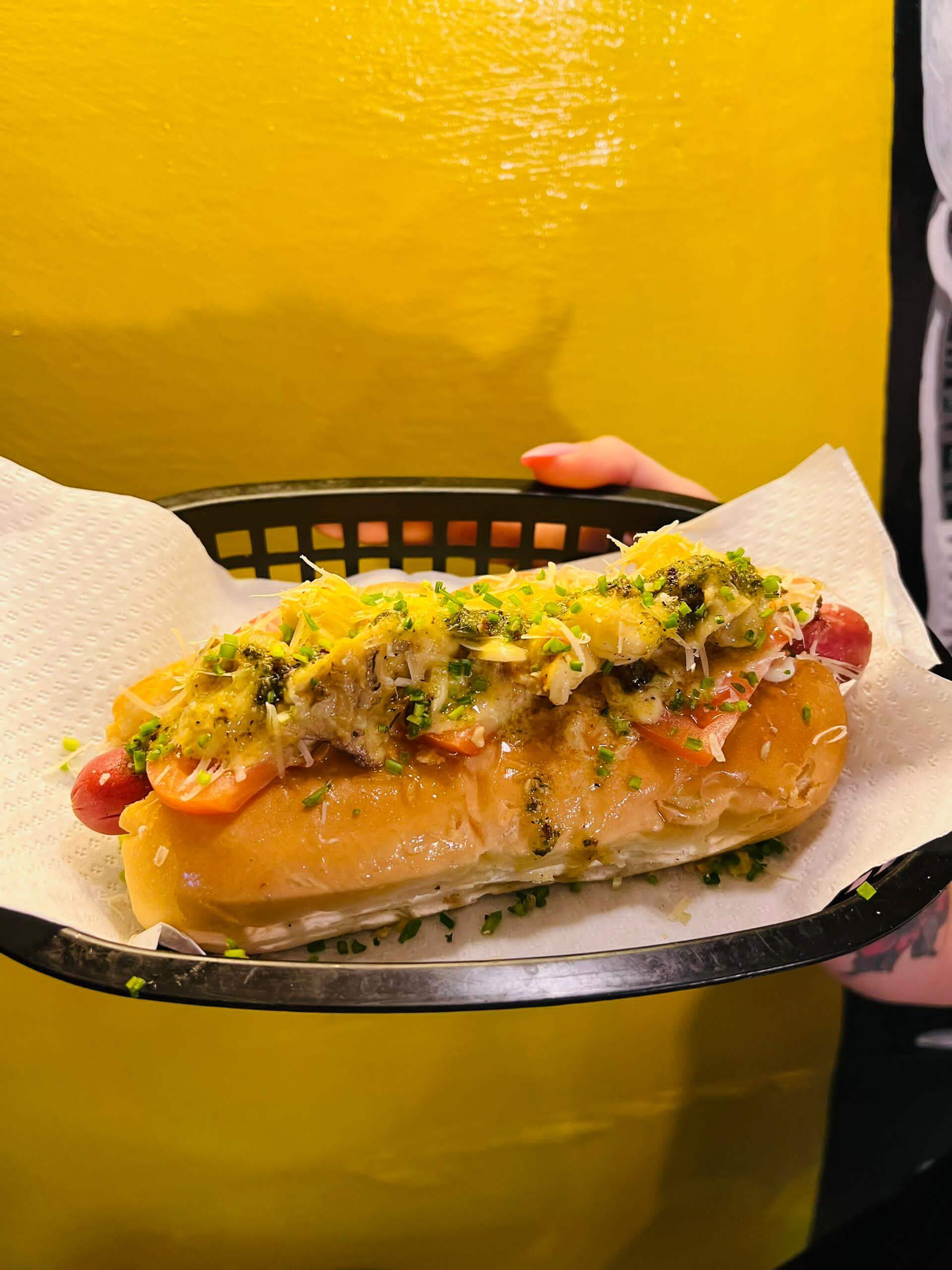 Hotdog especial en bandeja